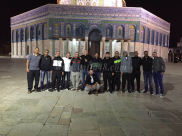 بالصور: أهالي يافا يتسابقون لأداء صلاة الفجر في رحاب المسجد الأقصى المبارك 